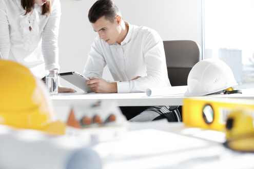 Dos técnicos revisando documentación de prevención en una oficina
