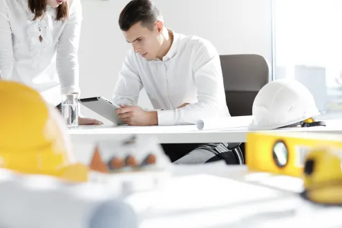 Dos técnicos revisando documentación de prevención en una oficina